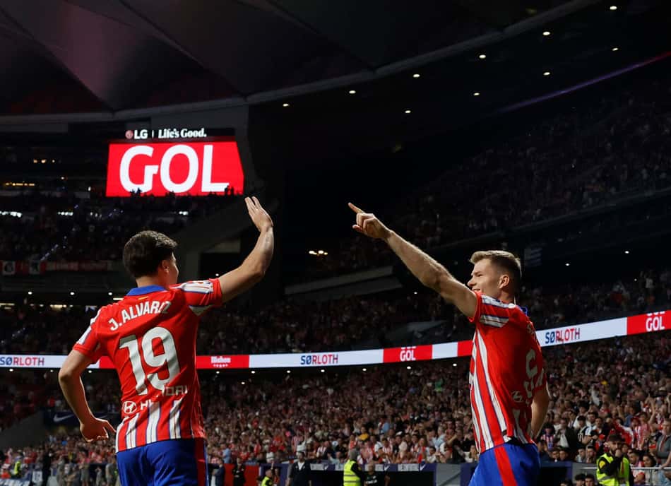 Sorloth e Julián Álvarez comemoram gol em Atlético de Madrid x Rayo Vallecano