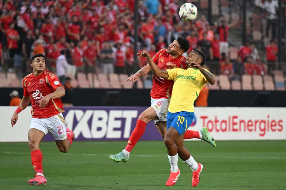 Jogadores de Al-Ahly e Mamelodi Sundowns em disputa de bola