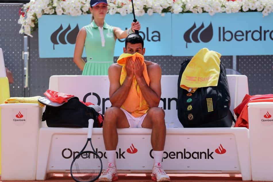 Djokovic desolado na derrota para Arnaldi em Madri (Photo by Thomas COEX / AFP)