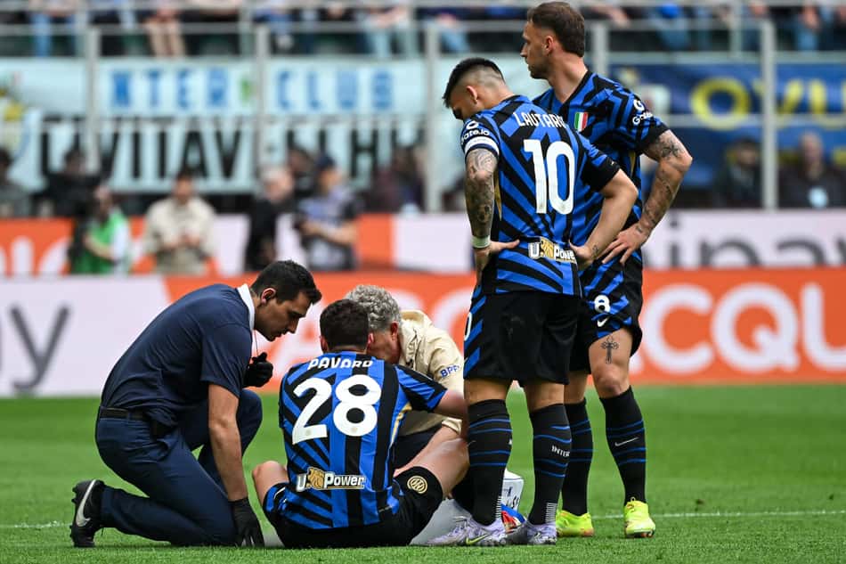 Benjamin Pavard sendo atendido durante a partida entre Inter de Milão e Roma
