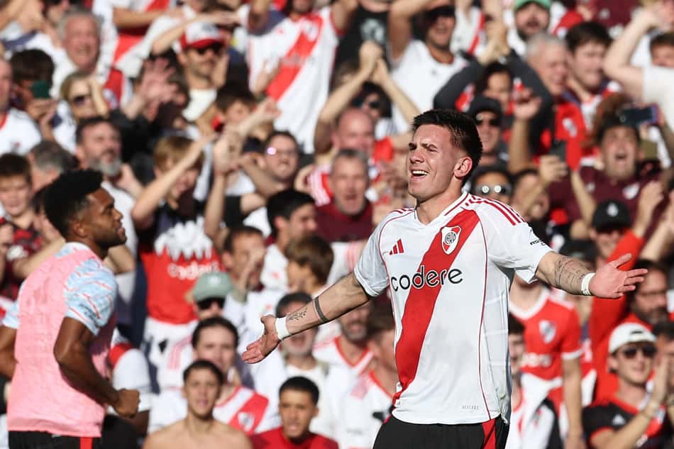 Franco Mastantuono, joia do River Plate, é cobiçado por gigantes europeus e deve render transferência milionária (Foto: ALEJANDRO PAGNI/AFP)