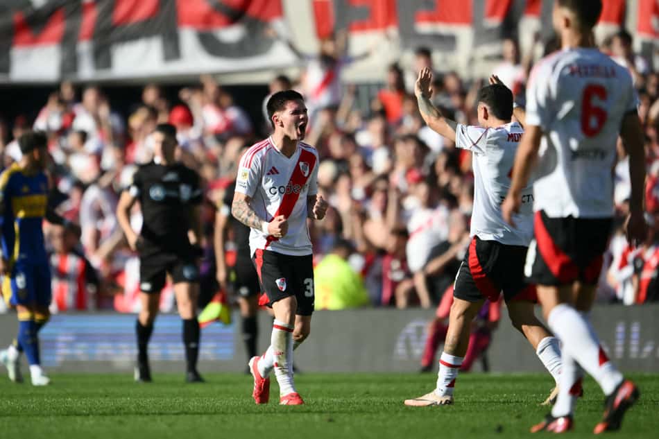 Franco Mastantuono decidiu o superclássico argentino entre River Plate e Boca Juniors (Foto: Luis ROBAYO/AFP)