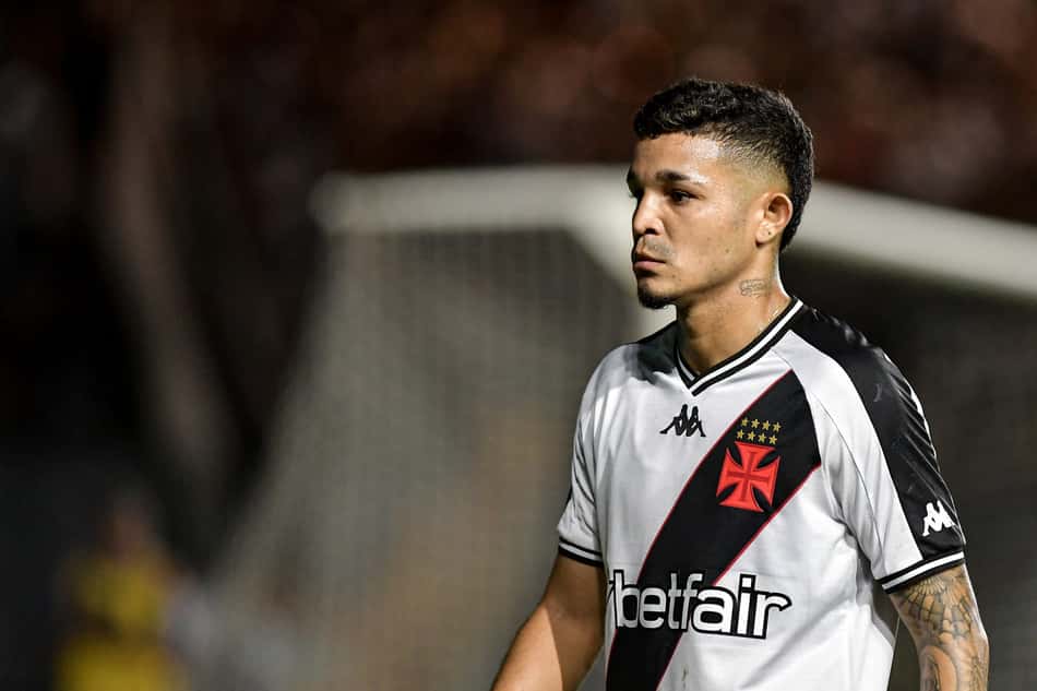 Adson segue buscando espaço no Vasco (Foto: Thiago Ribeiro/AGIF)