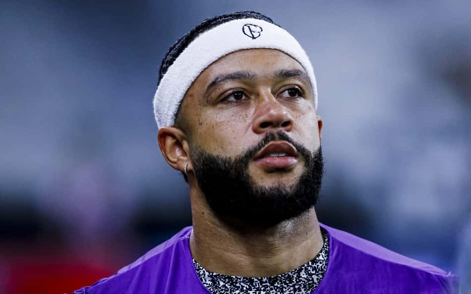 'Anúncios sem sentido': Memphis questiona decisão da CBF e mostra tornozelo inchado