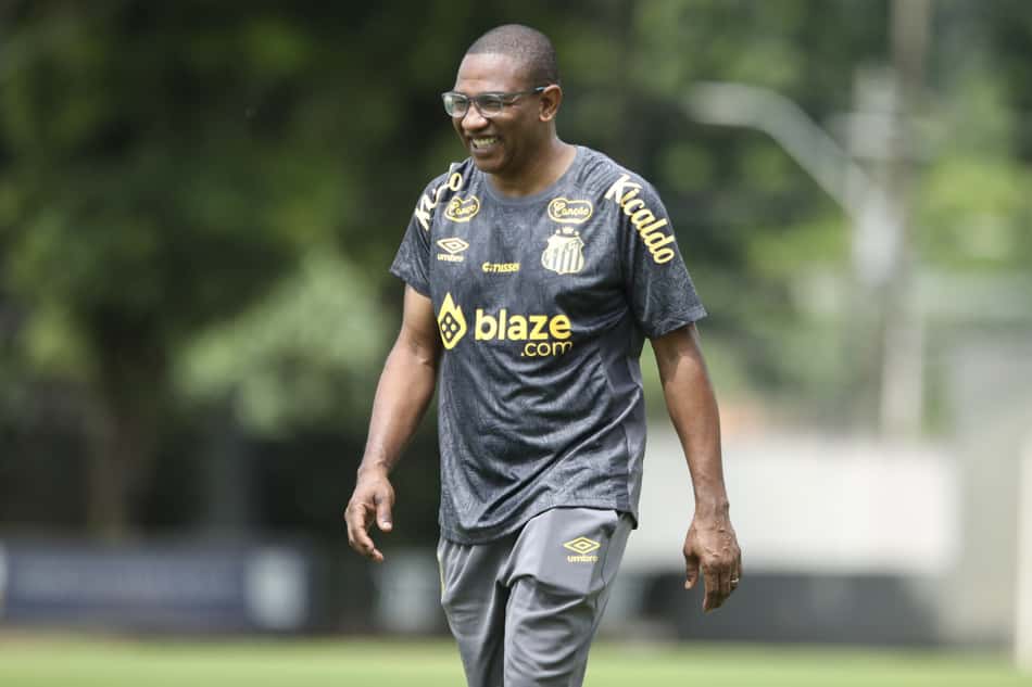 César Sampaio comanda treino do Santos, no CT Rei Pelé. Peixe encara o Red Bull Bragantino neste domingo (27), na Vila Belmiro. (Foto: Reinaldo Campos/AGIF)