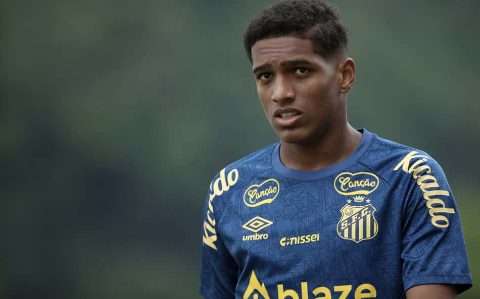 Quem é o lateral 'escalado' por Neymar entre os titulares do Santos?