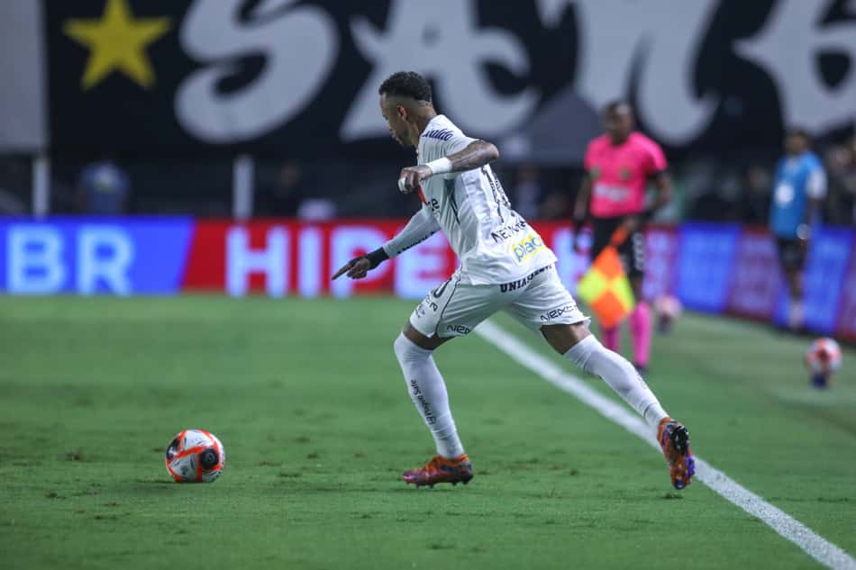 Neymar participa da vitória do Santos contra o Red Bull Bragantino, na Vila Belmiro. (Foto:  Reinaldo Campos/AGIF)