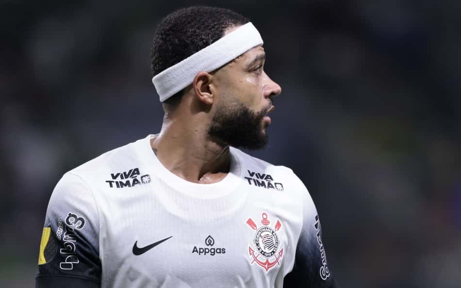 Memphis, do Corinthians, detona gramado do estádio do Palmeiras: 'Campo de m…'