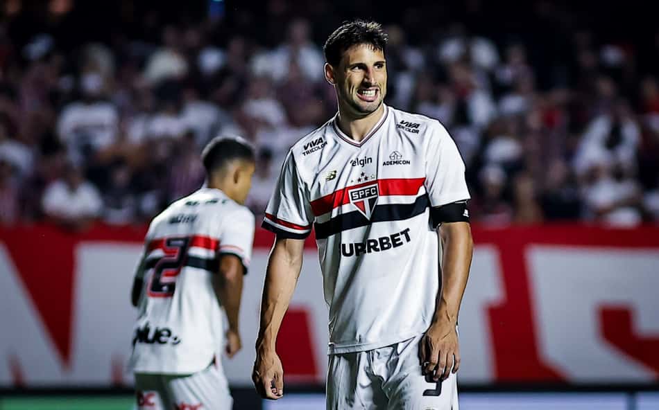 Calleri durante empate sem gols do São Paulo contra o Sport pela estreia do Brasileirão 2025; ele perdeu um pênalti no Morumbi. (Foto: Fabio Giannelli/AGIF)
