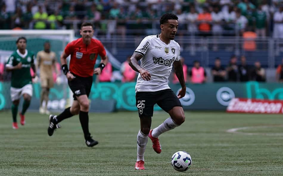 Botafogo encara o Bragantino e tenta consolidar arrancada
