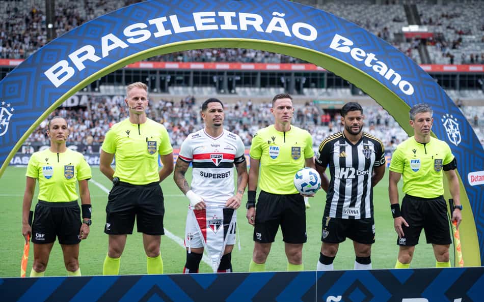 Torcedores detonam arbitragem após anulação de gol do São Paulo