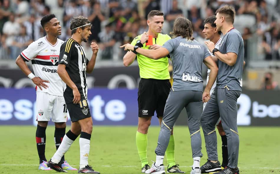 Zubeldía dispara após expulsão em jogo do São Paulo: 'Não consigo aceitar'