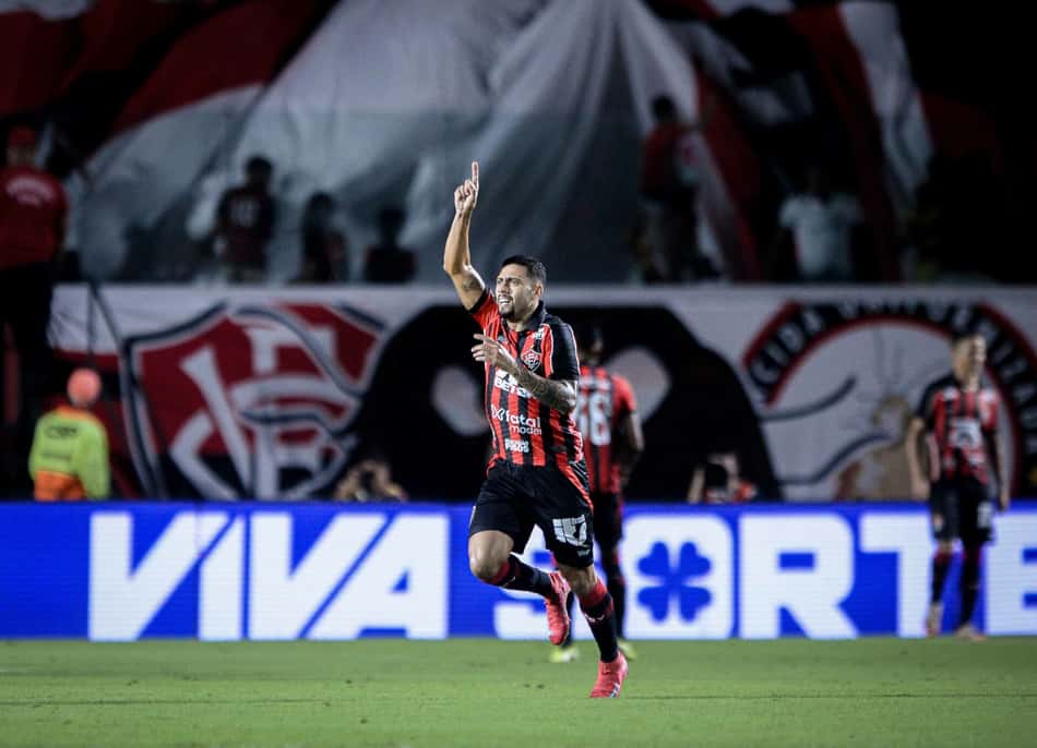 Wellington Rato jogador do Vitoria comemora seu gol durante partida contra o Flamengo no estádio Barradão pelo campeonato Brasileiro A 2025  Foto: Jhony Pinho/AGIF