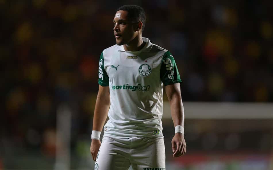 Abel Ferreira faz teste com Vitor Roque e ganha opção no Palmeiras