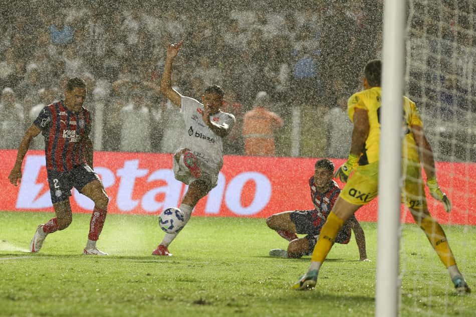 Santos e Bahia ficam no empate por 2 a 2 pelo Brasileirão, na Vila Belmiro. (Foto: Mauricio De Souza/AGIF)