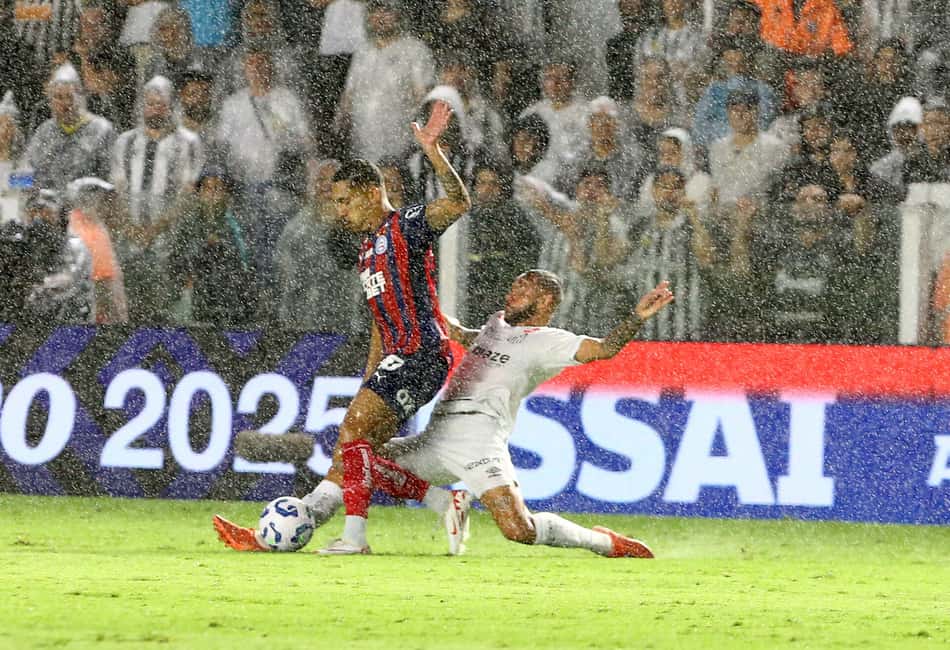 Guilherme foi o artilheiro do Santos no Paulistão 2025 com 10 gols. (Foto: Mauricio De Souza/AGI)