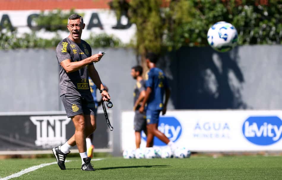 Pedro Caixinha é demitido do Santos depois de 17 partidas no comando do time. (Foto: Mauricio De Souza/AGIF)