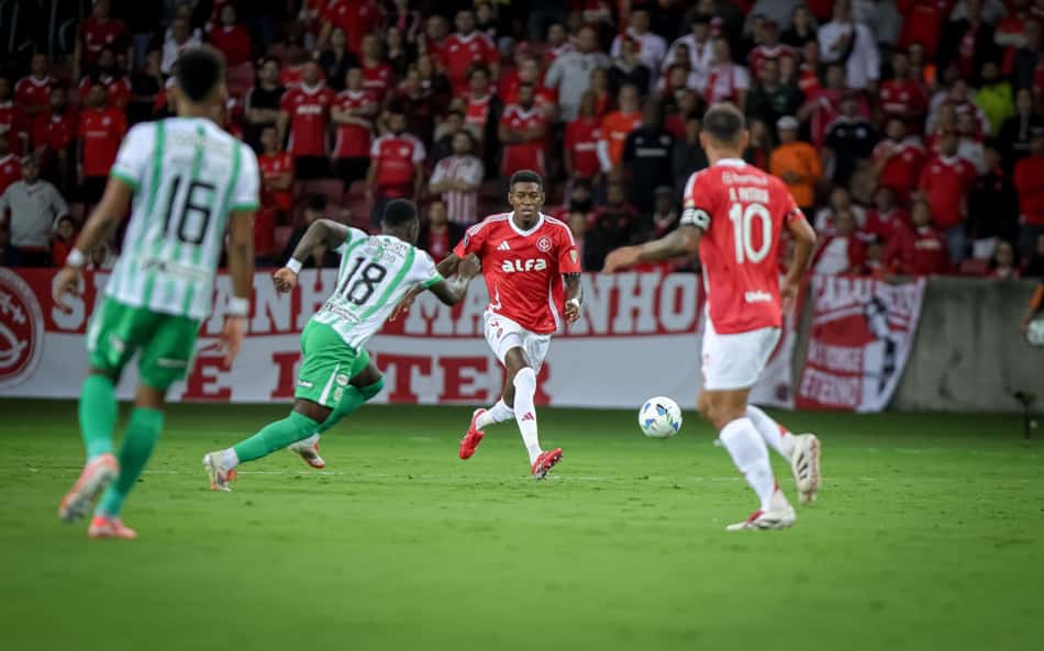Internacional goleia com três de Alan Patrick e lidera o Grupo F