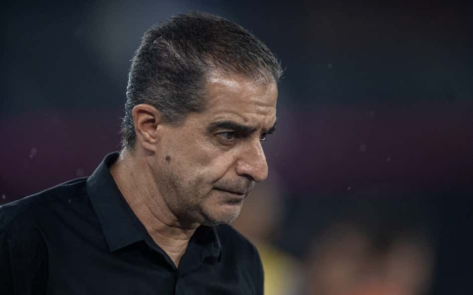 Renato Paiva enfrenta críticas em inconstância do Botafogo
