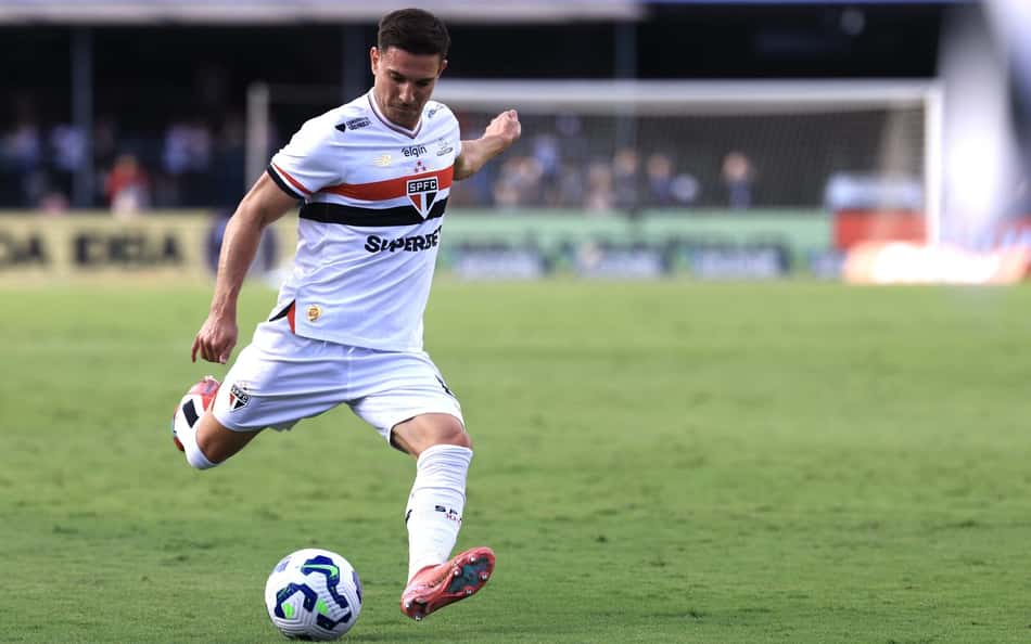 São Paulo caminha para renovar com Cédric Soares