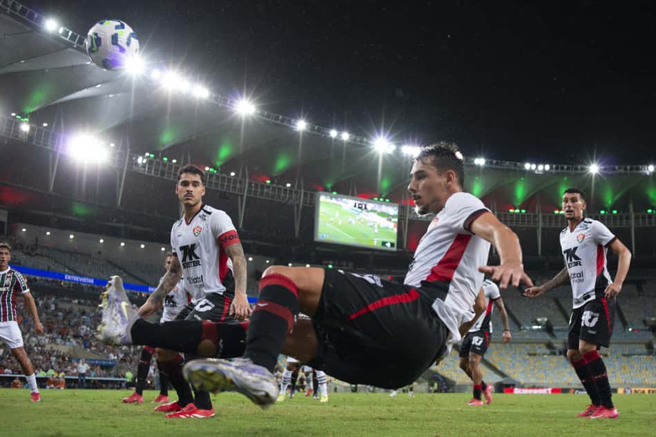 Claudinho, jogador do Vitoria, durante partida contra o Fluminense no estadio Maracana pelo campeonato Brasileiro A 2025. Foto: Jorge Rodrigues/AGIF