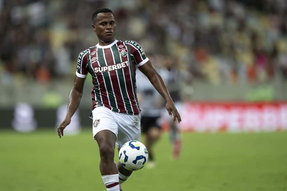 Jhon Arias pediu oênalti no segundo tempo de Fluminense x Vitória (Foto: Jorge Rodrigues/AGIF)