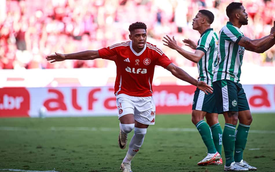 Zagueiro do Internacional faz dois gols iguais contra o Juventude e web vai à loucura
