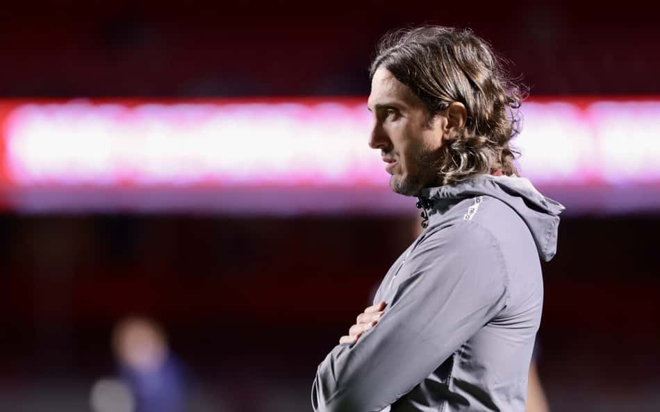 Luís Zubeldía na beira do gramado do São Paulo