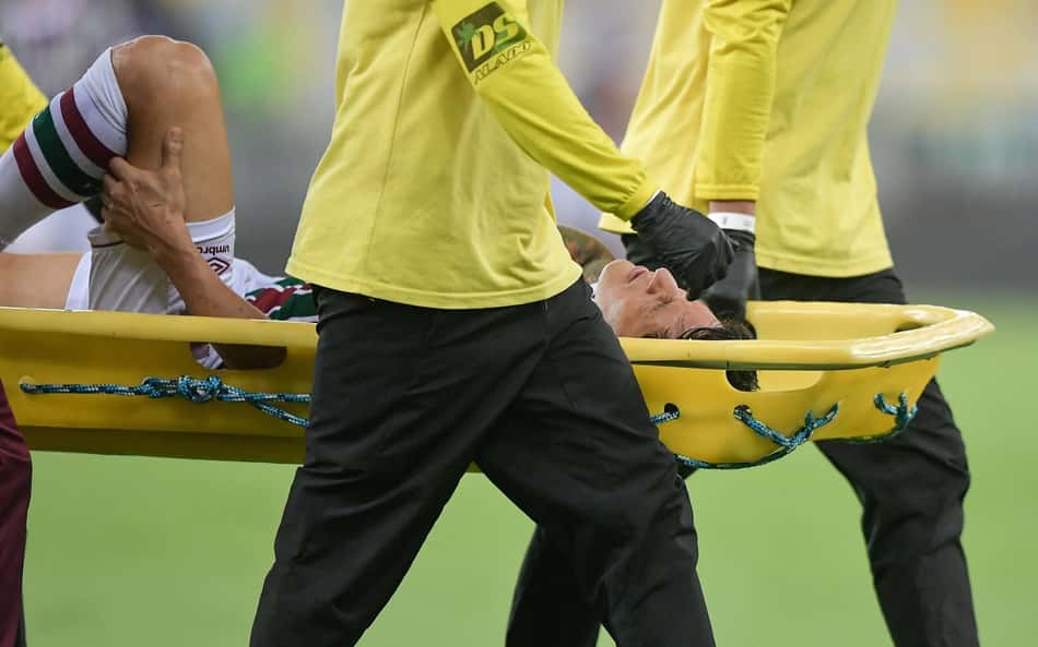 Cano sofre lesão ligamentar no joelho e preocupa o Fluminense