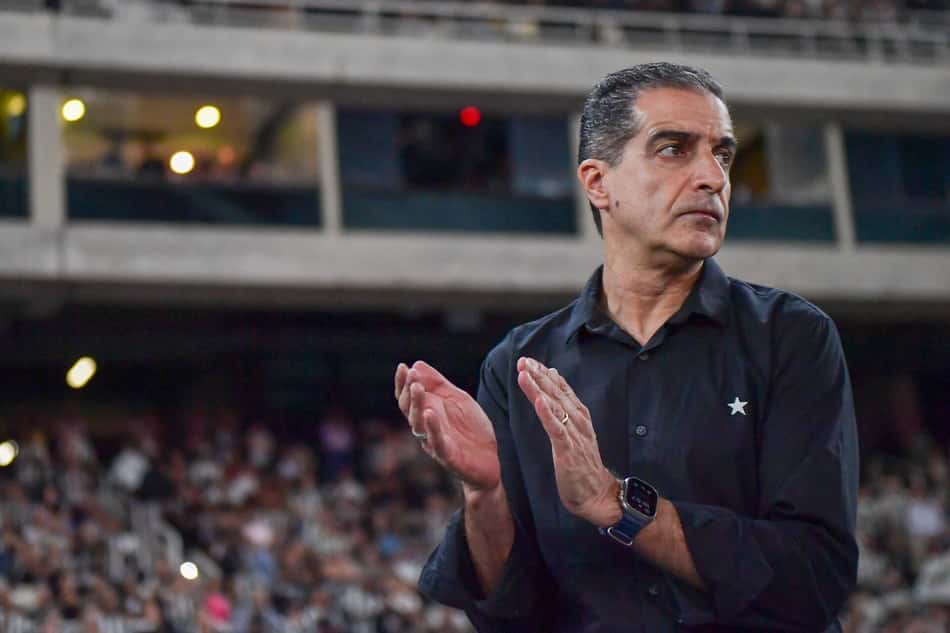 Renato Paiva é o técnico do Botafogo (Foto: Thiago Ribeiro/AGIF)