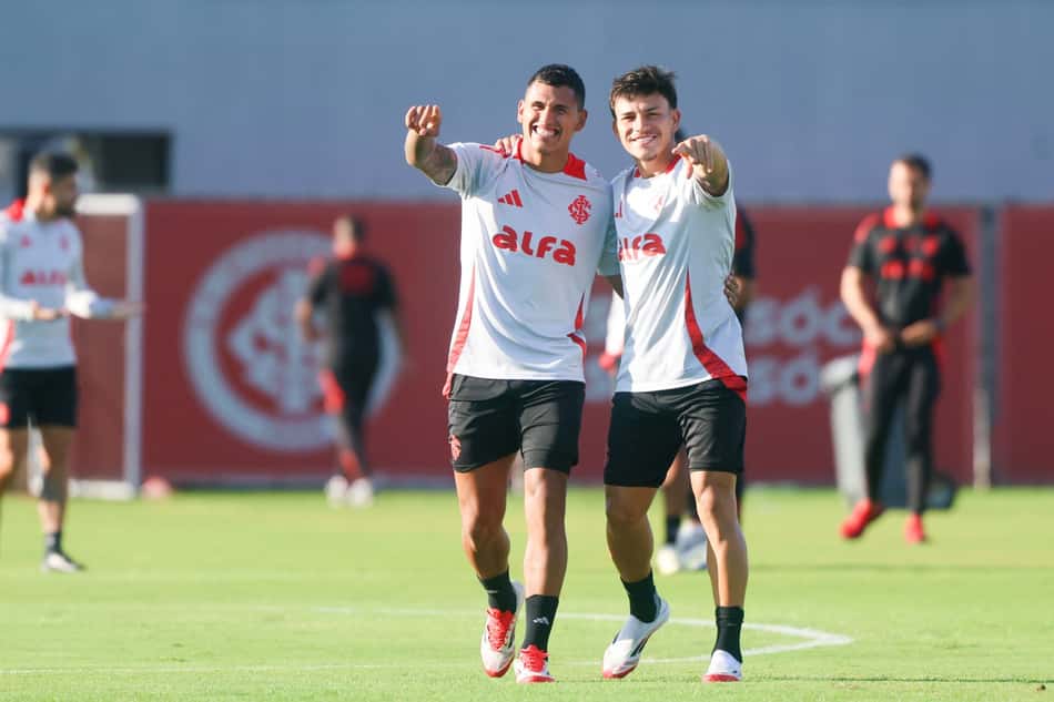 Treino do Internacional - Aguirre (E) e Bernabei (D) (Foto: Ricardo Duarte/SC Internacional)