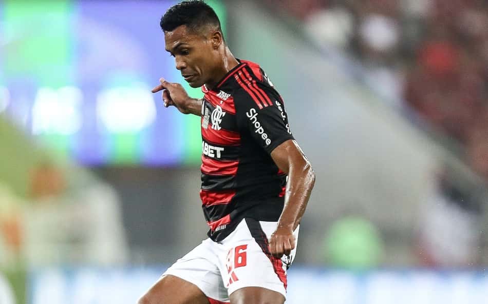 Flamengo informa lesão de Alex Sandro, que não deve atuar contra o Vasco