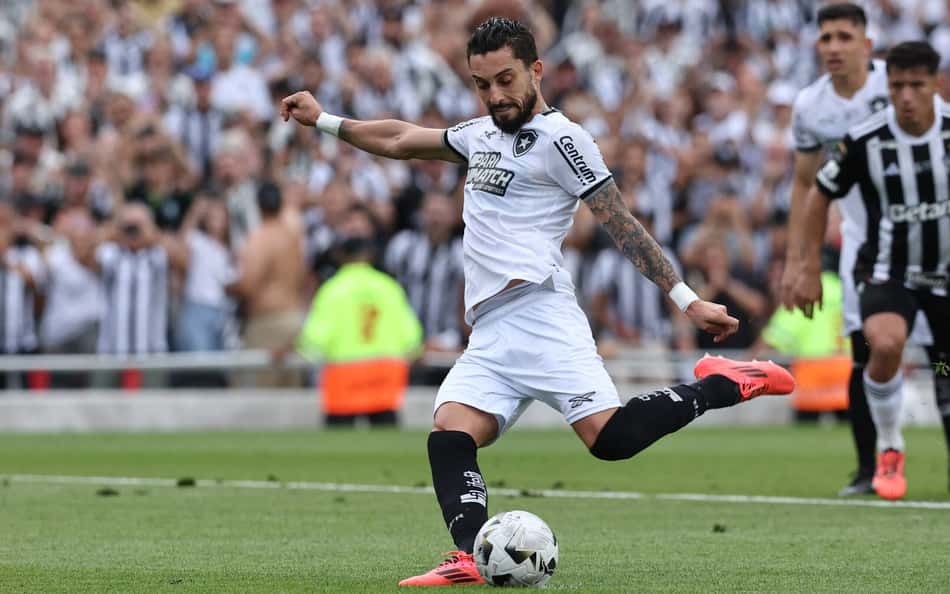 Alex Telles reconhece momento negativo do Botafogo e crê em volta por cima: 'Não é momento de desunir'