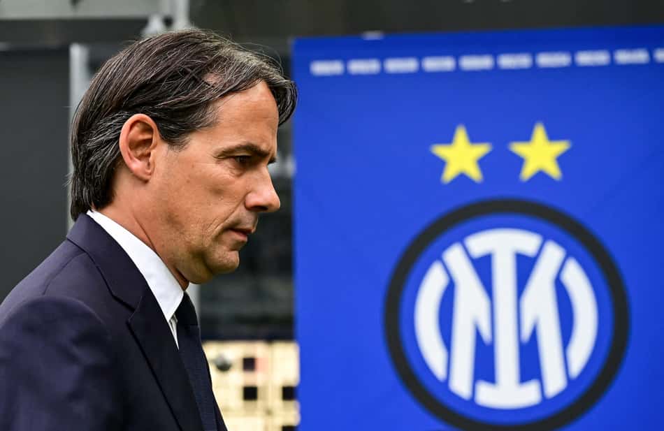Simone Inzaghi caminha com o escudo da Inter de Milão ao fundo (Foto: Piero Cruciatti/AFP)