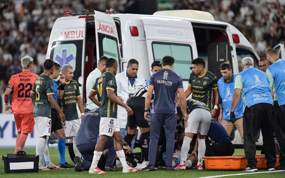 Jogador do Carabobo deixa campo de ambulância diante do Botafogo