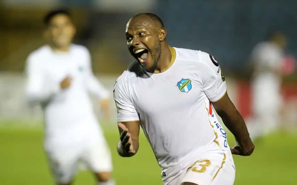 Jogador dá tapa na cara de companheiro e tem contrato rescindido; veja vídeo