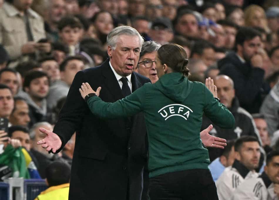Ancelotti discute com equipe de arbitragem em Real Madrid x Arsenal