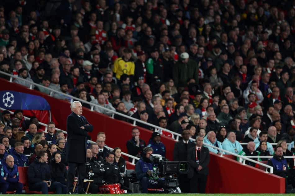 Ancelotti observa o jogo entre Arsenal e Real Madrid