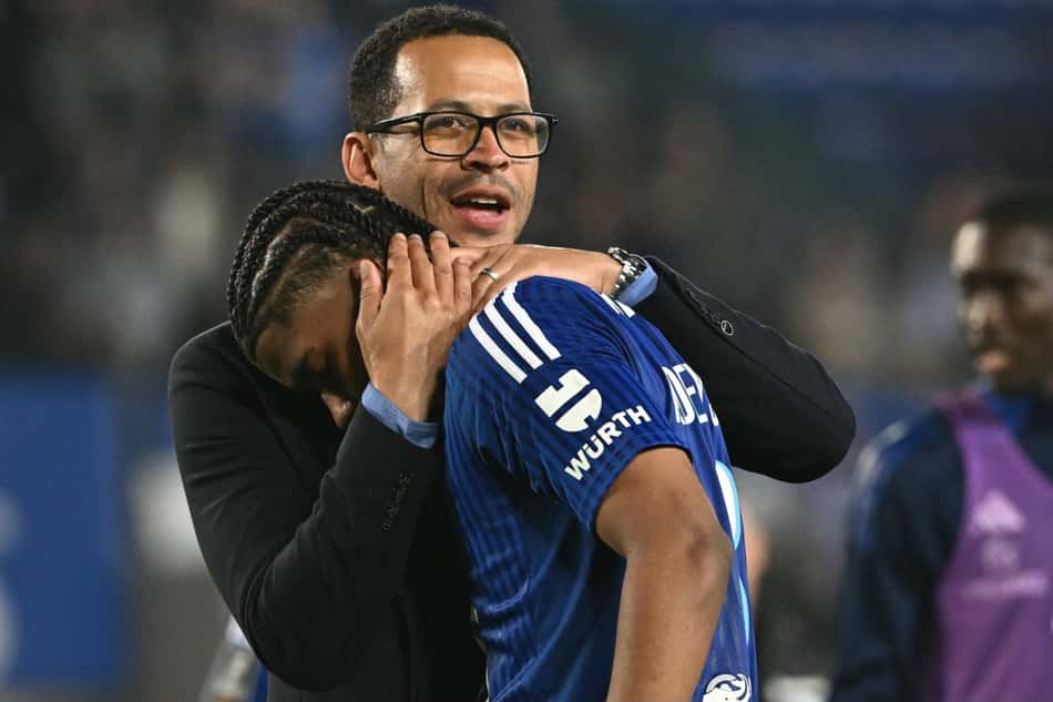 Andrey Santos é abraçado por Liam Rosenior, técnico do Strasbourg