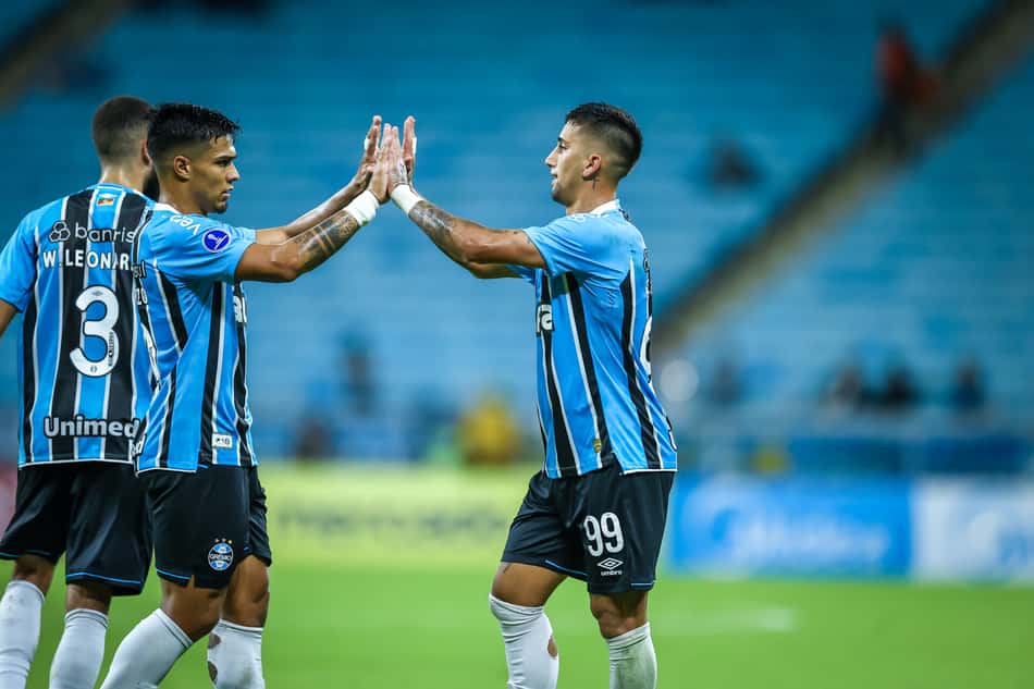Cristian Olivera comemora com Arezo o gol na vitória do Grêmio sobre o Atlético Grau-PER, pela Copa Sul-Americana. (Foto: Lucas Uebel/Grêmio FBPA)