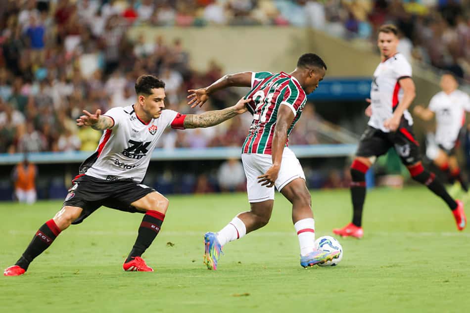 Jhon Arias é puxado dentro da área em Fluminense x Vitória (Foto: Marina Garcia/FFC)