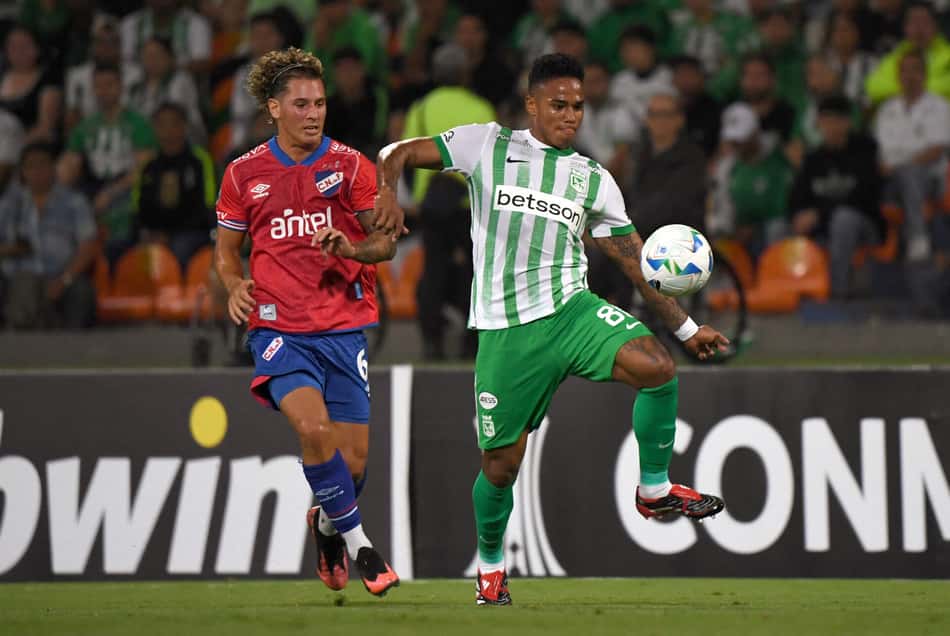 Luciano Boggio e Juan Zapata em Atlético Nacional x Nacional-URU. (foto: Jaime SALDARRIAGA / AFP)