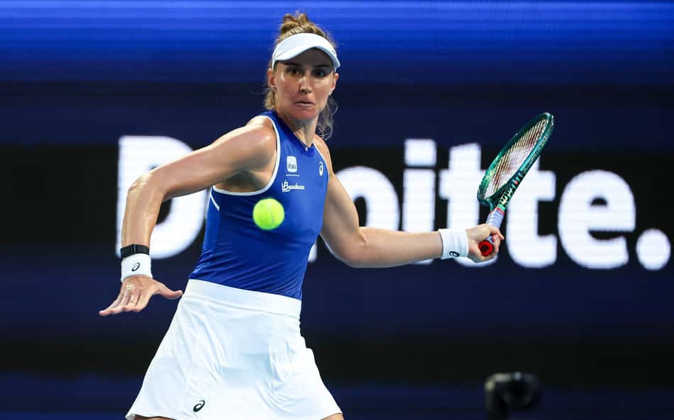 Bia Haddad melhora, mas volta a perder e Brasil cai na Billie Jean King Cup
