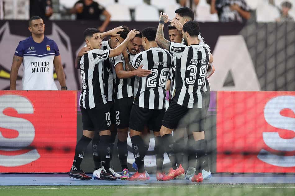 Vitinho comemora seu gol contra o Fluminense com jogadores do Botafogo