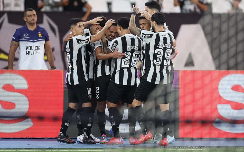 Botafogo bate o Fluminense e chega à 8ª vitória seguida no clássico