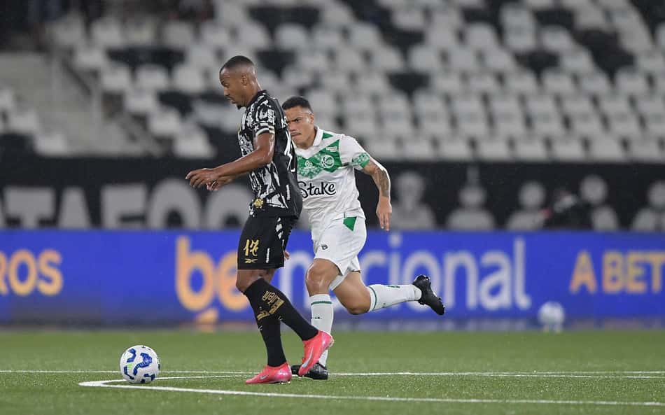 Marlon Freitas comenta homenagem em bandeirão de ídolos do Botafogo: 'Fui escolhido'
