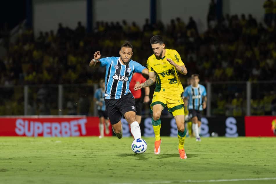 Braithwaite em disputa de bola no jogo contra o Mirassol. (Foto: Lucas Uebel/Grêmio FBPA)