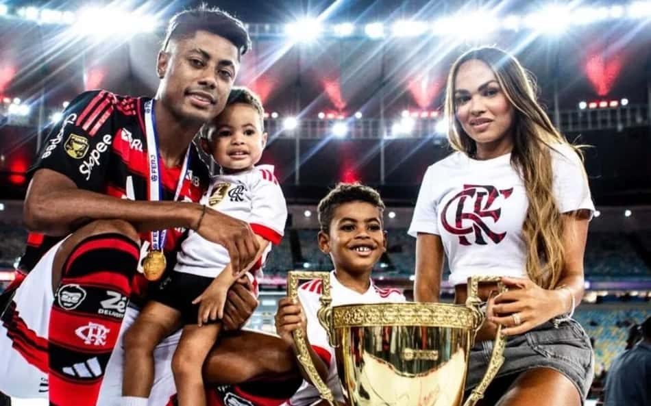 Mulher de Bruno Henrique se afasta do 'flaesposas' durante investigação