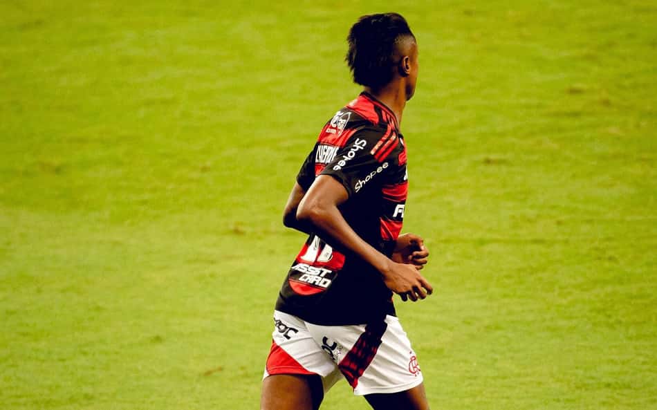 Apesar de denúncias, Maracanã e Flamengo abraçam Bruno Henrique