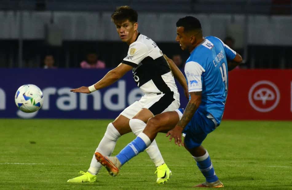 Javier Dominguez e Jorge Flores em San Antonio Bulo Bulo x Olimpia. (foto: Fernando CARTAGENA / AFP)